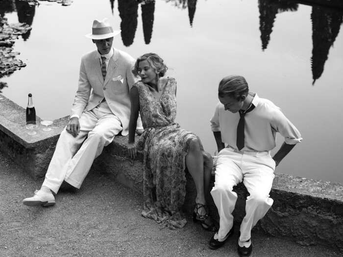 Кадр из фильма А. Кончаловского «Рай» Юлия Высоцкая играет главную героиню - Ольгу, Евгений Ратьков (слева) – «золотая молодежь» в Италии