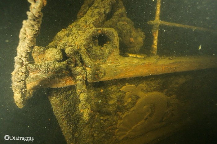 На борту судна с двух сторон изображен