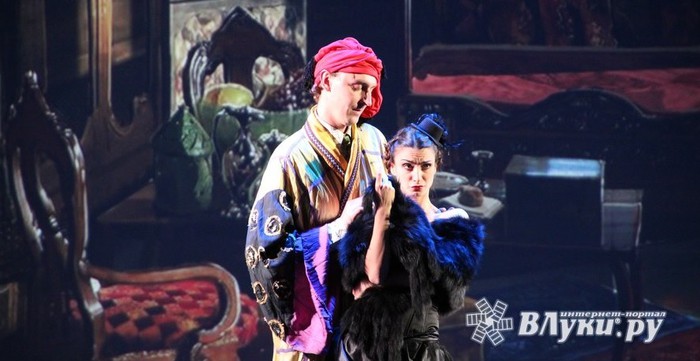 Евгений Ратьков и Христина Зайхиди в спектакле Сергея Аронина «Неслучайные случайные встречи»