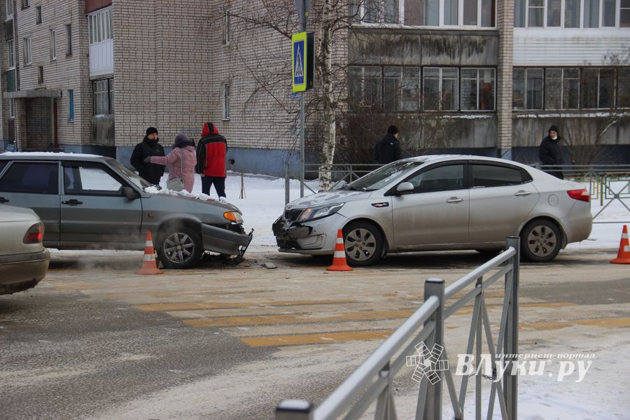 Лобовое ДТП на улице Печорской в Великих Луках (ФОТО)