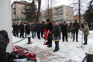 Великолучане почтили память героев-десантников