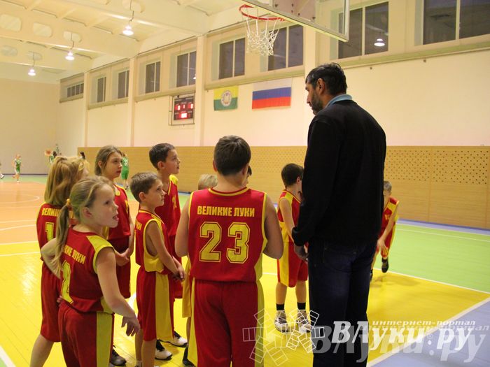 Интересный баскетбольный матч прошел в Великих Луках (фото)