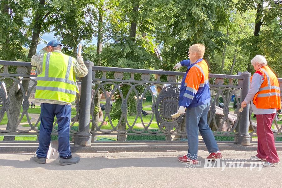 На центральном мосту затруднено движение (ФОТО)