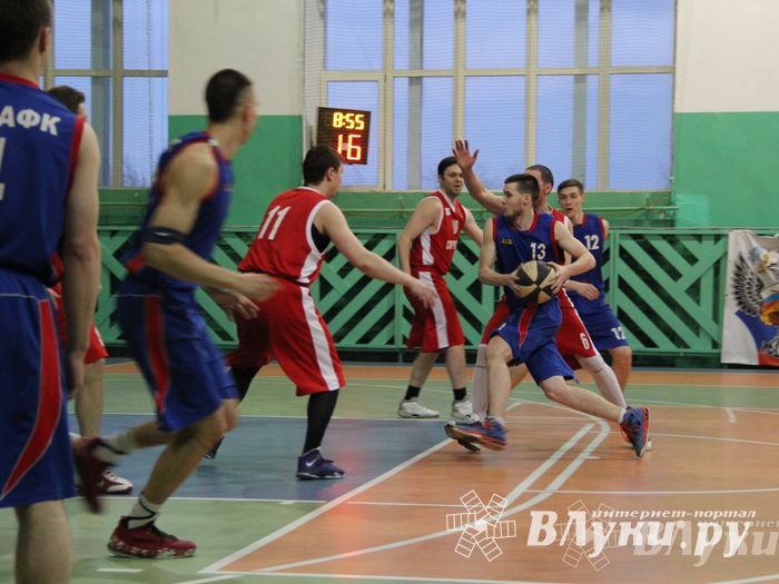 В Великих Луках проходит Открытый Чемпионат г. Великие Луки по баскетболу (фото)