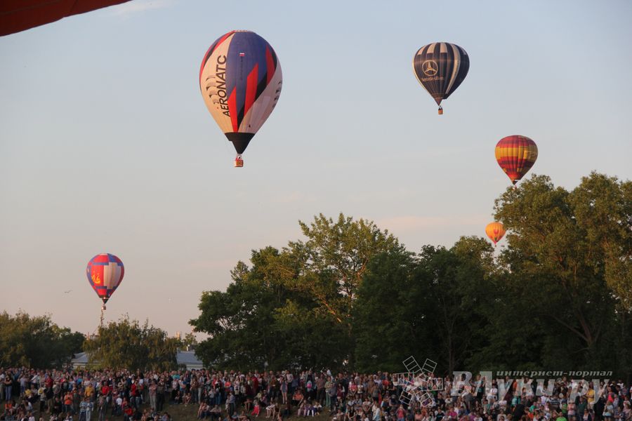 В Великих Луках открылась Международная юбилейная встреча воздухоплавателей (фото)