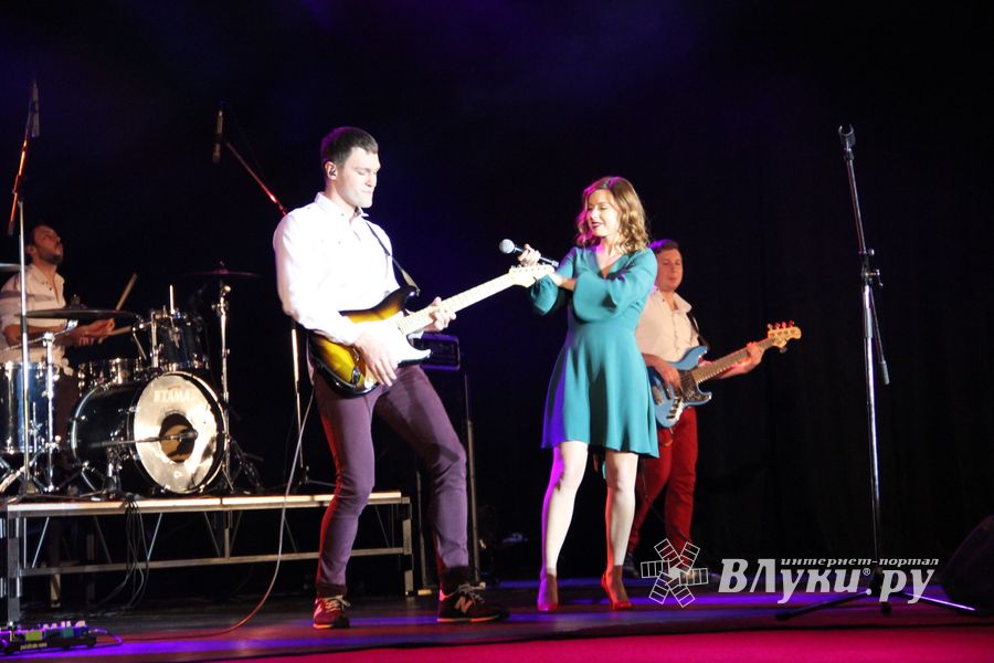 В Великих Луках состоялся концерт Юлии Савичевой (фото)
