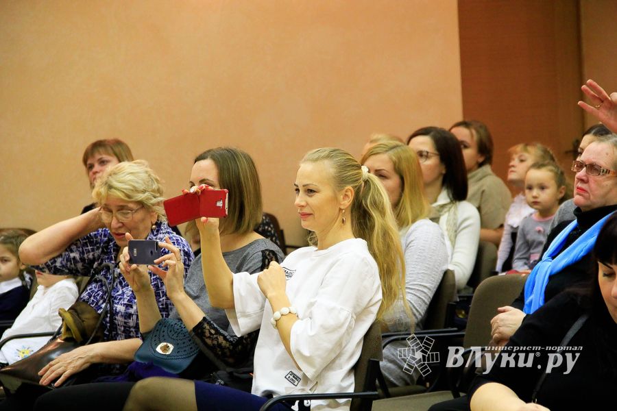 В Великих Луках поздравляют мам (ФОТО)