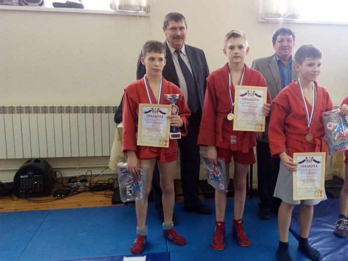 Великолукские спортсмены привезли награды со Смоленского турнира по самбо (ФОТО)