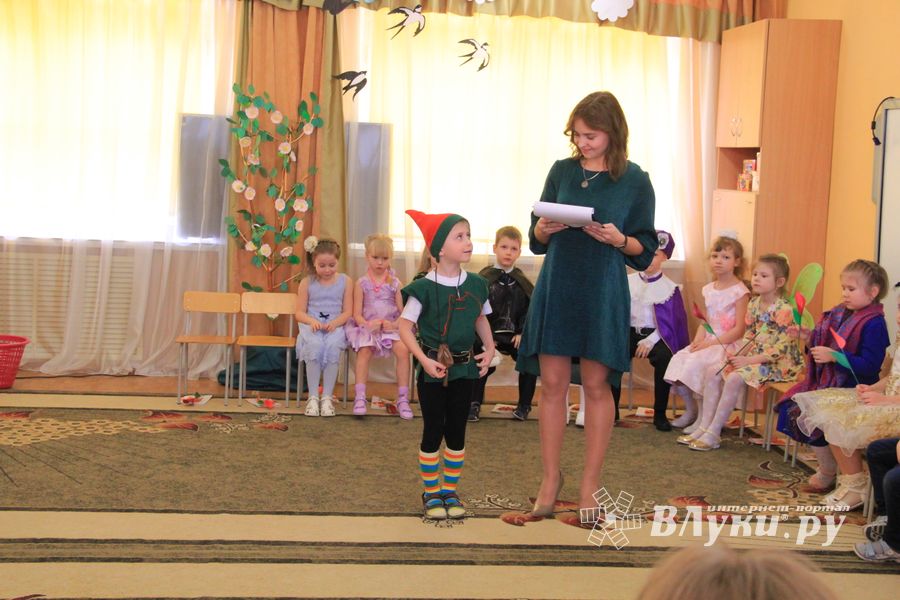 Юные великолучане поздравили мам и бабушек с помощью Золушки (ФОТО)