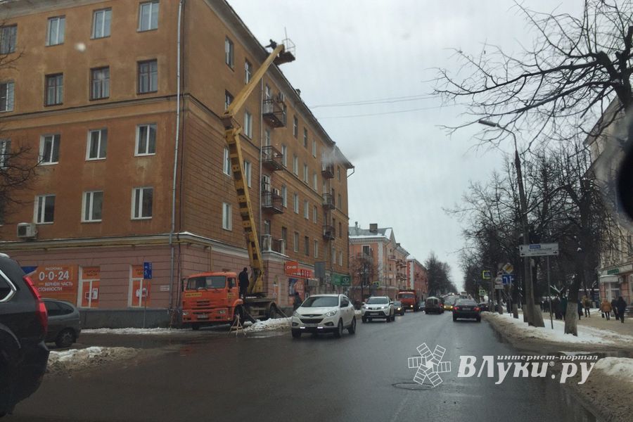 ФОТОФАКТ: В Великих Луках чистят снег