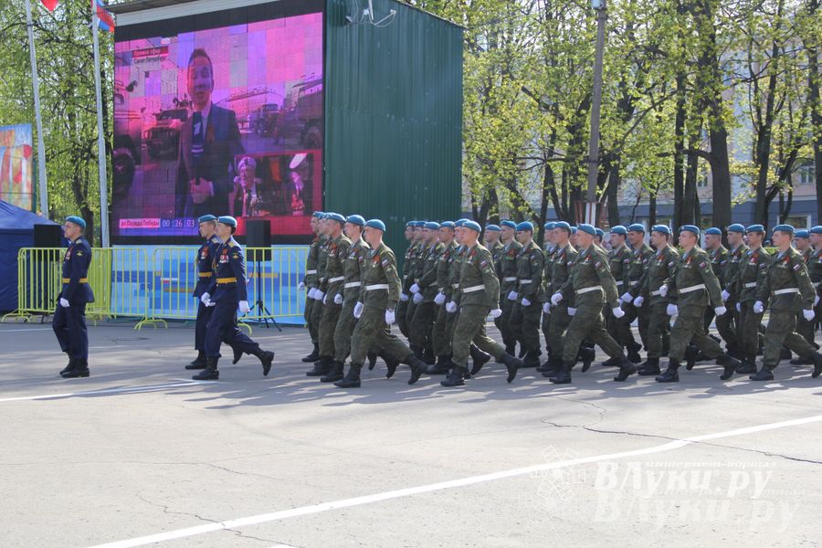 Парад Победы в Великих Луках (фото)