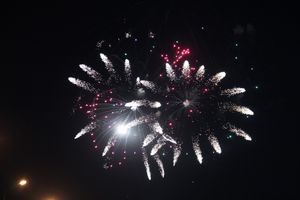 Праздничный концерт и салют в честь Дня Победы в Великих Луках (ФОТО)