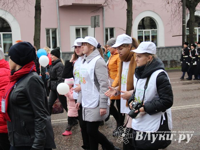 В Великих Луках прошло праздничное шествие (ФОТО)