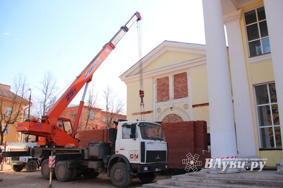 В театре не могут быть пластиковые окна... (фото)