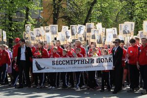 9 мая в Великих Луках. Шествие и салют