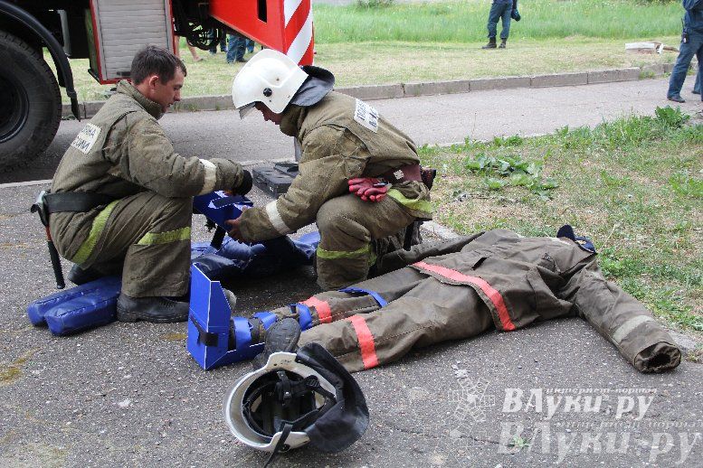 В Великих Луках прошли областные соревнования среди пожарных по спасению пострадавших