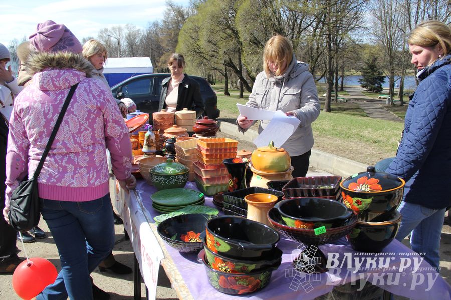 Универсальная торговая ярмарка «Весна-2015» прошла в Великих Луках (фото)