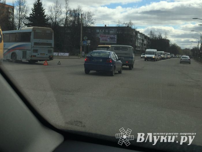 В Великих Луках произошло ДТП (фото)