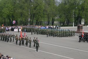 В Великих Луках прошел Военный парад