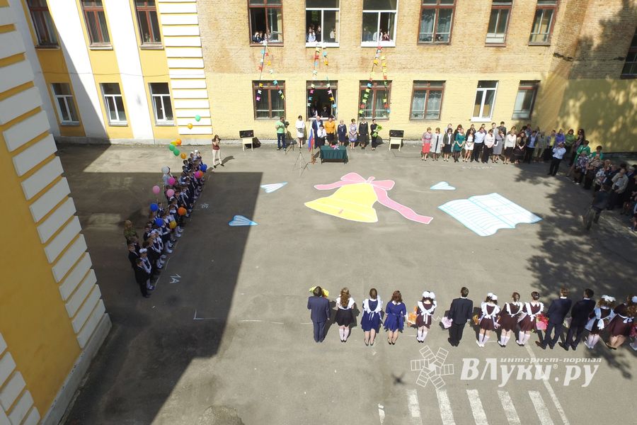 В Великих Луках прозвенели «последние» звонки (ФОТО)