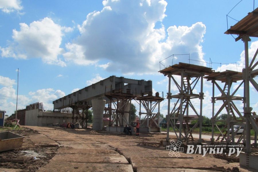 В Великих Луках на путепроводе завершена надвижка левого пролета (ФОТО)