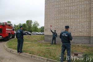 В Великих Луках прошли областные соревнования среди пожарных по спасению пострадавших