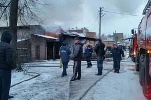 В Великих Луках сгорел автосервис (фото)