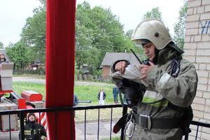 В Великих Луках прошли областные соревнования среди пожарных по спасению пострадавших