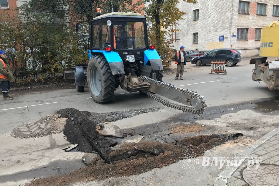 Из-за аварии водопровода перекрыт участок улицы Л. Толстого в Великих Луках (ФОТО)