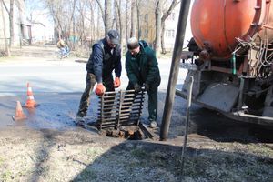 В Великих Луках прочищают «ливнёвку» (ФОТО)