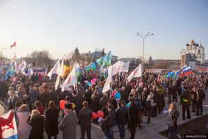 Пять тысяч жителей Пскова приняли участие в митинге по случаю воссоединения России и Крыма (фото)