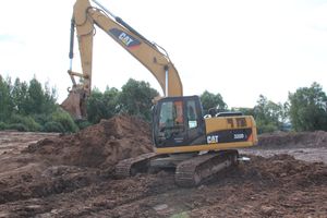  На месте строительства путепровода ведутся работы (фото)