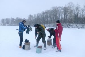 В Великолукском районе состоялся выезд общества слепых на зимнюю рыбалку (фото)