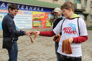 В Великих Луках прошла акция «Георгиевская ленточка»