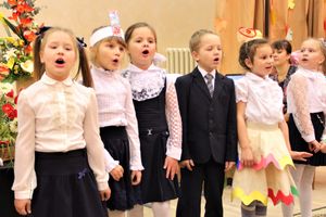 Зачем самых младших учеников 13-й школы испачкали мелом (ФОТО)