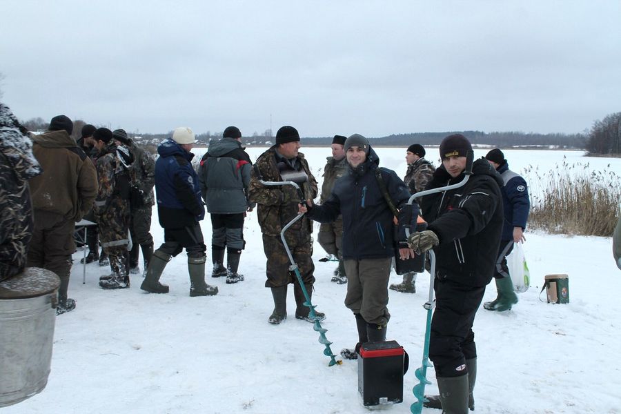 На Пореченском озере прошел Чемпионат города Великие Луки по ловле рыбы на блесну со льда (ФОТО)