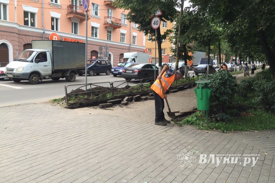 На Октябрьском в Великих Луках обновляют тротуар (ФОТО)