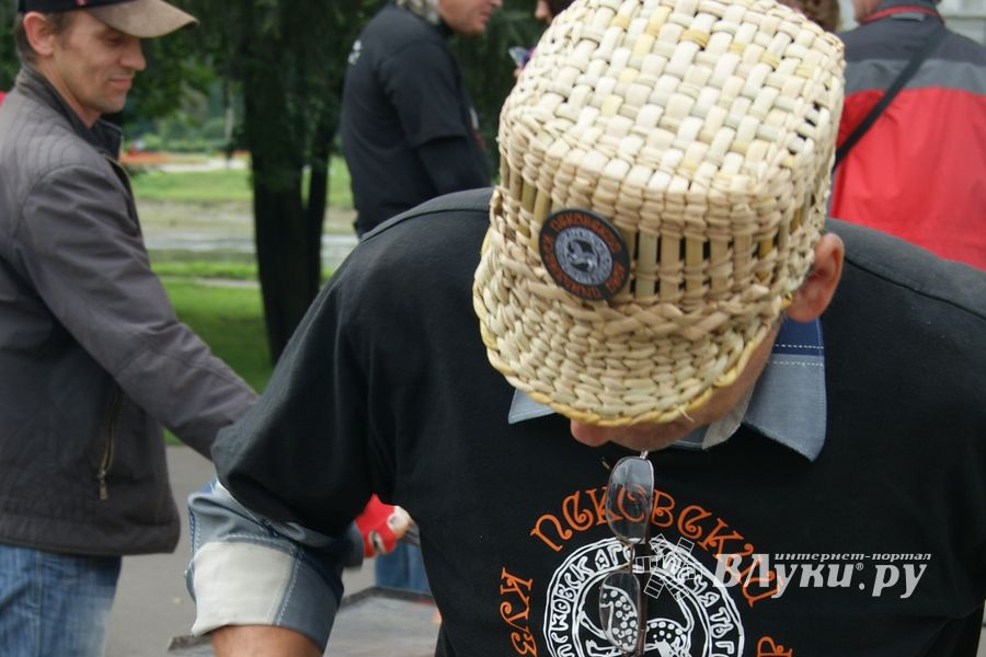 Псковский кузнечный двор на празднике Дня флага РФ в Великих Луках