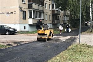 В Великих Луках на ул. Вокзальной ремонтируют тротуар (ФОТО)