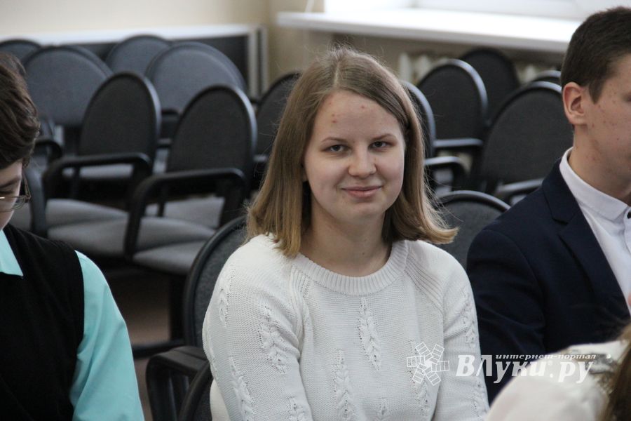 В Великих Луках наградили самых умных школьников 