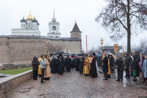 Жители Псковской области встретили ковчег со святыми мощами своего земляка князя Владимира (фото)