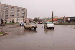 Ну не умеют в Великих Луках ездить по кольцу