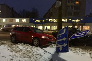 В Великих Луках столкнулись две легковушки и дорожный знак (ФОТО)