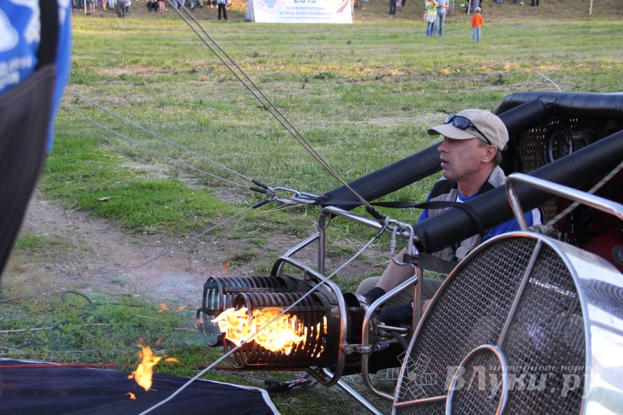 В Великих Луках открылась Международная юбилейная встреча воздухоплавателей (фото)