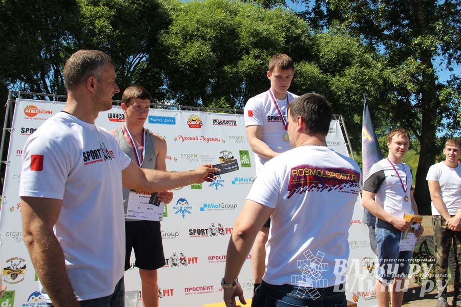 В Великих Луках состояли соревнования по подтягиванию на турнике (фото)