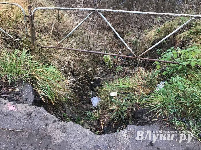 Провал на набережной Великих Лук укрепят (ФОТО)