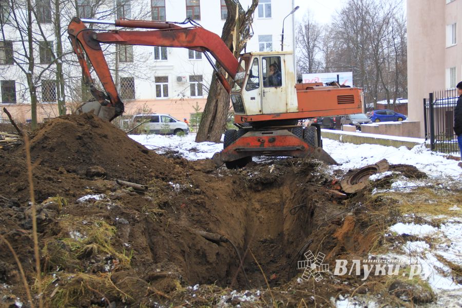 Возле железнодорожной поликлиники ликвидируют прорыв канализации (ФОТО)