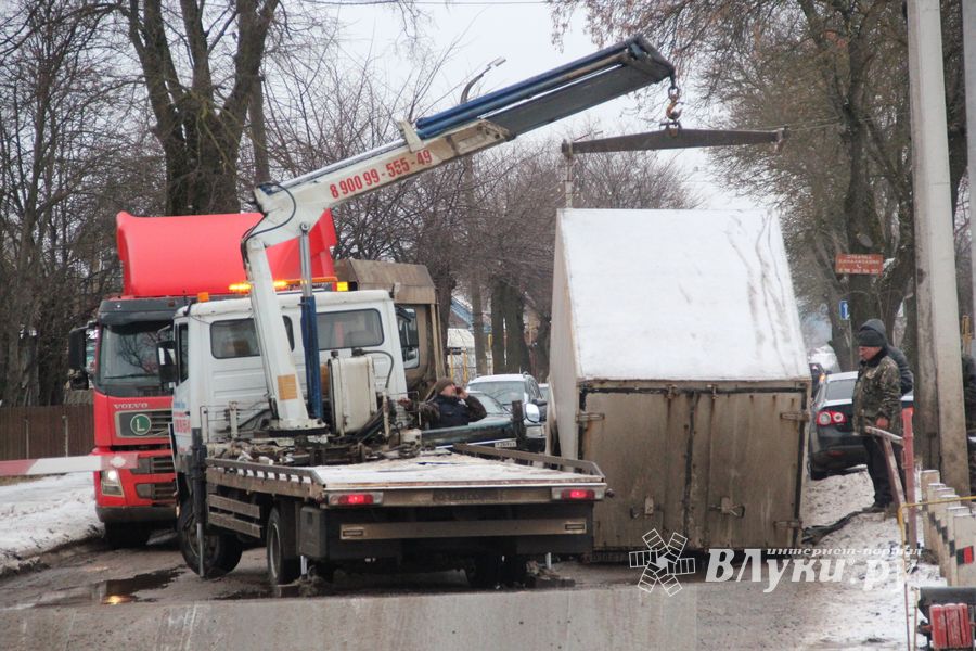 В Великих Луках на Самарском переезде переломилась Газель (ФОТО)
