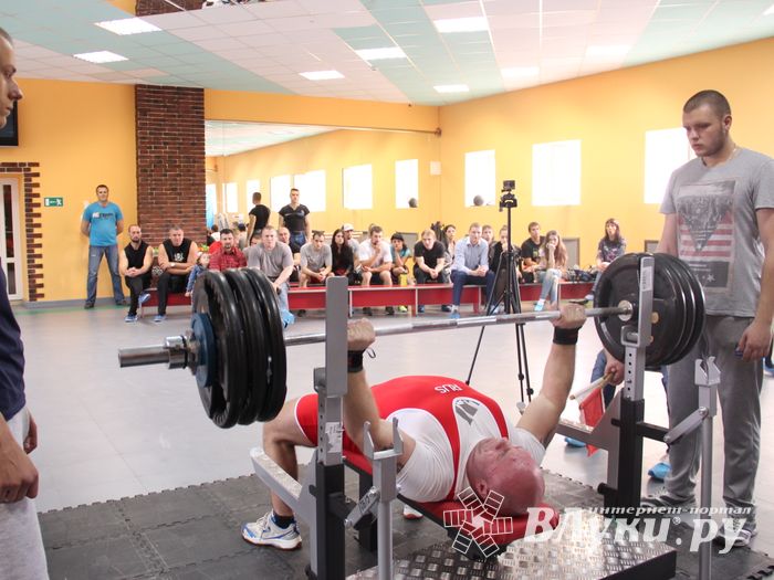 В Великих Луках прошел открытый городской турнир по пауэрлифтингу (фото)