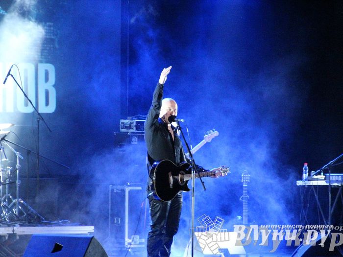 В Великих Луках состоялся концерт Дениса Майданова